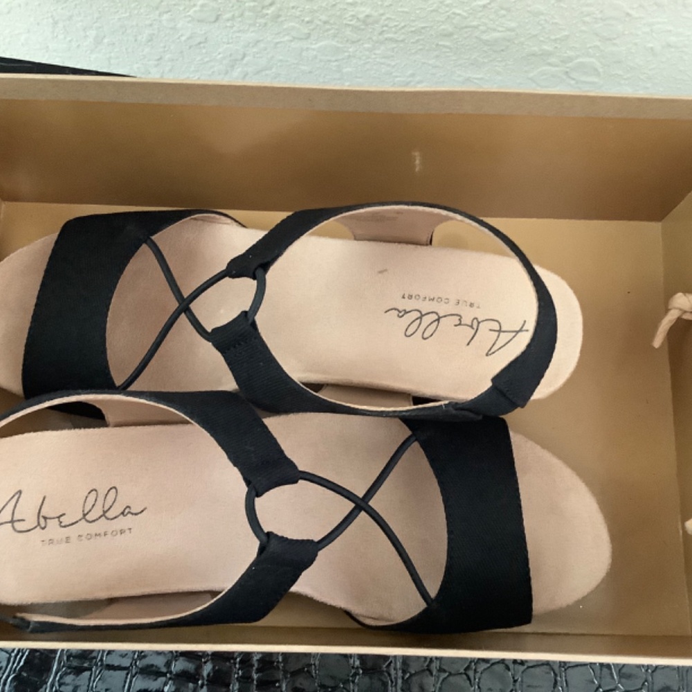 Sandles - Picture 3 of 3